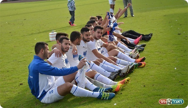 שחקני בית שאן מודים לקהל בסיום (אבי רביבו)